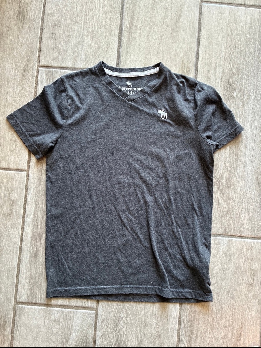 abercrombie kids charcoal gray V-neck logo tee